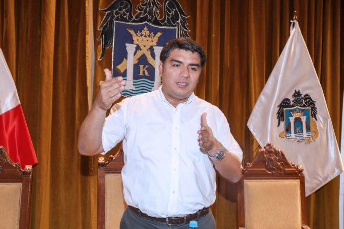 Alcalde rechaza concesoón de agua y alcantarillado.