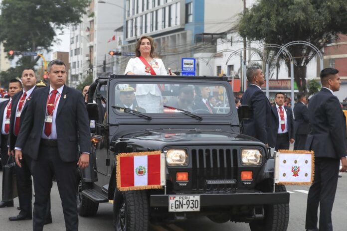 DINA EN PARADA MILITAR